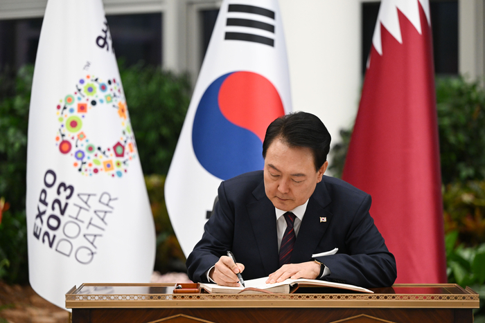 카타르를 국빈 방문한 윤석열 대통령이 24일(현지시간) 도하의 알 비다 공원에서 열린 도하 국제원예박람회의 한국관 방문에 앞서 방명록을 작성하고 있다. 연합뉴스