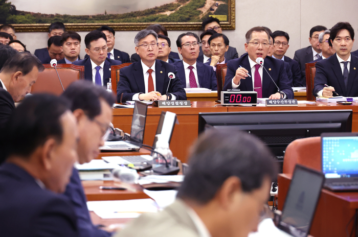 25일 국회에서 열린 농림축산식품해양수산위원회의 해양수산부 및 소관 기관 종합감사에서 조승환 해양수산부 장관이 답변을 하고 있다.