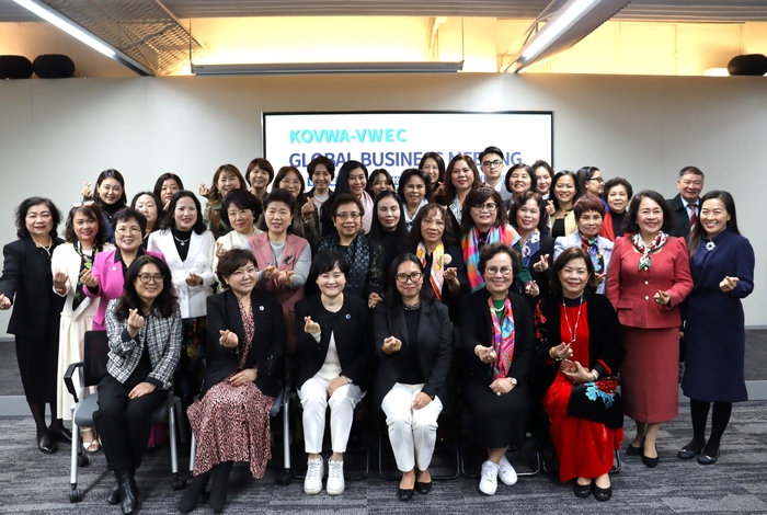 윤미옥 한국여성벤처협회장(사진 앞줄 왼쪽 세 번째)을 비롯한 한국-베트남 여성기업 비즈니스 교류회 참석자들이 기념촬영했다.(사진=한국여성벤처협회)