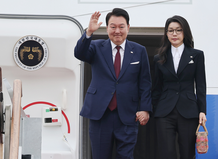 4박6일 간의 사우디아라비아·카타르 국빈 방문을 마친 윤석열 대통령과 김건희 여사가 26일 오전 성남 서울공항을 통해 귀국, 전용기인 공군 1호기에서 내리며 환영객들에게 손들어 인사하고 있다. 연합뉴스