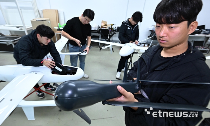 네온테크가 튀르키예 드론전문 방산기업과 손 잡고 정찰·공격 겸용 수직이착륙기(VTOL) 개발에 박차를 가하며 무인기 국방사업 글로벌 경쟁력 강화에 나선다. 경기 안양시 네온테크에서 엔지니어들이 정찰, 공격용 VTOL을 점검하고 있다. 이동근기자 foto@etnews.com
