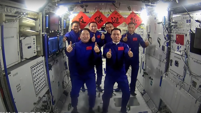 26일 중국 우주정거장 톈궁에 도착한 선저우 17호 우주비행사 3명이 앞서 도착한 선저우 16호 우주비행사 3명과 함께 기념 사진을 촬영하고 있다. 사진=중국중앙TV(CCTV)/중국 국가우주국(CNSA)