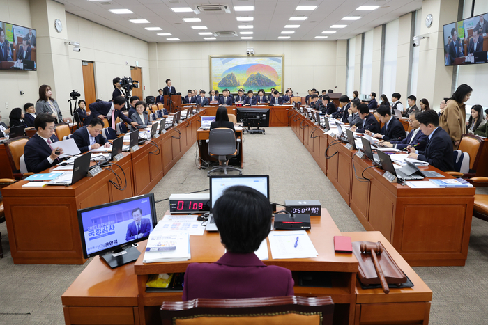 27일 국회에서 정무위원회 국정감사가 열리고 있다. 연합뉴스