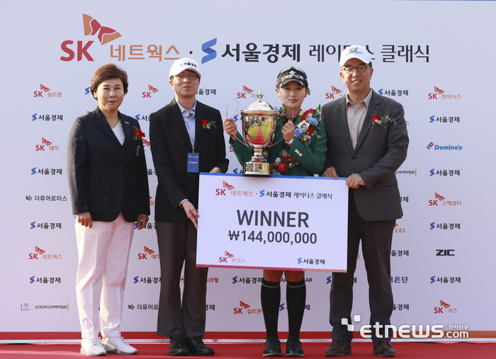 [포토] 시상식에서 기념촬영하는 박현경