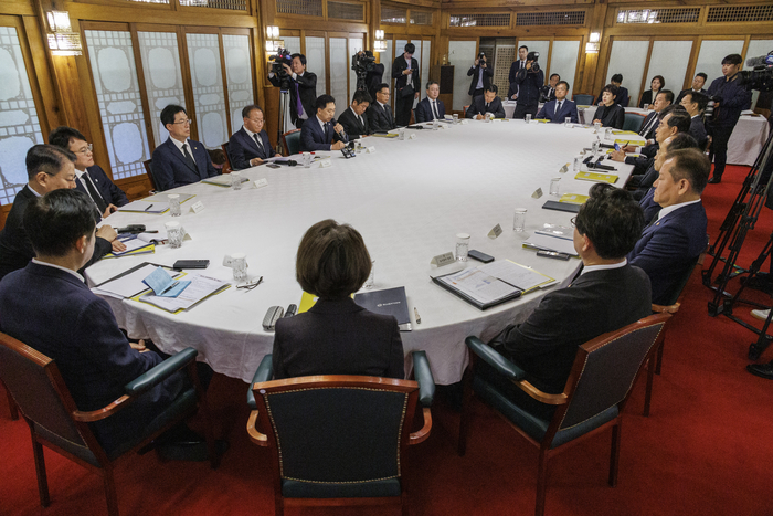 29일 오전 서울 종로구 삼청동 총리 공관에서 열린 고위 당·정·대 협의회에 참석자들이 국민의힘 김기현 대표(왼쪽 가운데)의 발언을 듣고 있다.