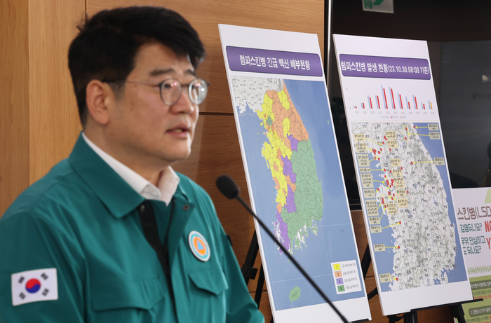 권재한 농림축산식품부 농업혁신정책실장이 30일 오전 세종시 정부세종청사에서 소 '럼피스킨병' 발병 현황과 백신 등 방역 조치 사항을 브리핑하고 있다. 연합뉴스