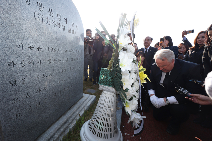 국민의힘 인요한 혁신위원장이 30일 오전 광주 북구 국립 5·18 민주묘지 행방불명자 묘역에서 한쪽 무릎을 꿇고 묵념하고 있다. 연합뉴스