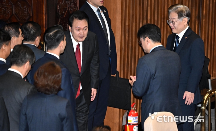 2024년도 정부 예산안에 대한 윤석열 대통령의 시정연설이 31일 서울 여의도 국회 본회의장에서 열렸다. 윤 대통령이 시정연설 후 의원들을 향해 인사하고 있다.이동근기자 foto@etnews.com