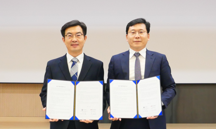 박윤하 우경정보기술 대표(오른쪽)와 성제훈 농촌진흥청 디지털농업추진단장이 업무협약을 맺었다.