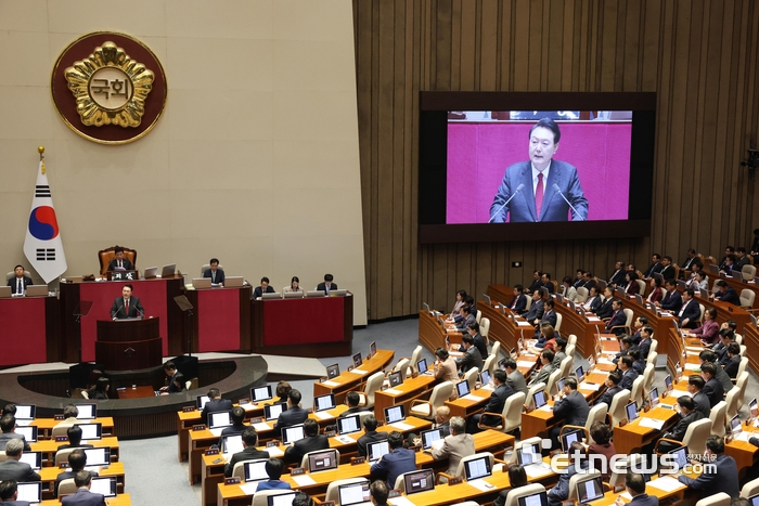 윤석열 대통령이 31일 오전 서울 여의도 국회 본회의장에서 2024년도 정부 예산안에 대한 시정연설을 하고 있다. 이날 윤 대통령은 “물가와 민생 안정을 모든 정책의 최우선에 두고 총력 대응하겠다”며 “국민이 체감할 수 있는 민생 안정 대책을 촘촘히 마련해 나가겠다”고 밝혔다.이동근기자 foto@etnews.com