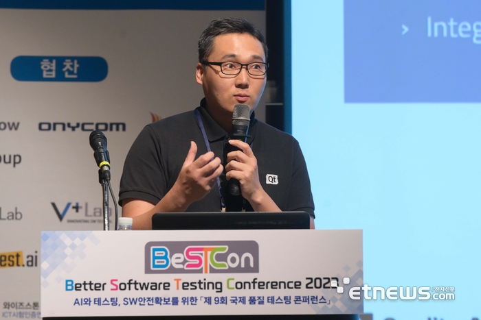 'BeSTCon(Better Software Testing Conference) 2023'이 한국SW테스팅협회, 전자신문, 한국소프트웨어산업협회 주최로 31일 서울 강남구 코엑스에서 열렸다. 박찬식 더큐티컴퍼니 책임이 'Squish/Coco를 이용한 GUI 기반의 응용 프로그램 동적 테스트 자동화'를 주제로 발표하고 있다. 김민수기자mskim@etnews.com