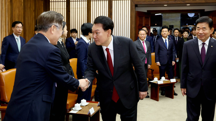 2024년도 예산안 및 기금운용계획안 대통령 시정연설을 위해 국회를 찾은 윤석열 대통령이 31일 국회 의장실에서 열린 국회 의장단, 여야대표, 5부 요인과의 사전 환담에서 더불어민주당 이재명 대표와 인사하고 있다. 연합뉴스