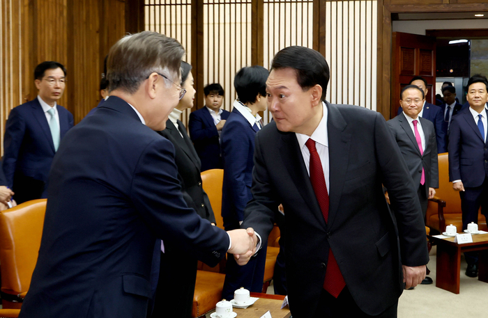 2024년도 예산안 및 기금운용계획안 대통령 시정연설을 위해 국회를 찾은 윤석열 대통령이 지난해 10월 31일 국회 의장실에서 열린 국회 의장단, 여야대표, 5부 요인과의 사전 환담에서 더불어민주당 이재명 대표와 인사하고 있다.