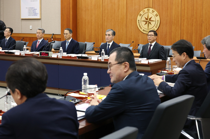 김규현 국가정보원장이 1일 서울 서초구 내곡동 국정원에서 열린 국회 정보위원회 국정감사에 출석해 있다. 왼쪽부터 김남우 국정원 기조실장, 권춘택 1차장, 김 원장, 김수연 2차장, 백종욱 3차장. 연합뉴스