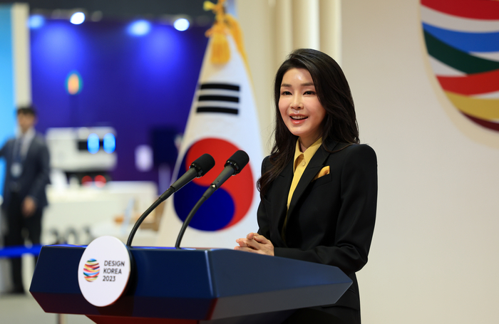 김건희 여사가 1일 서울 강남구 코엑스에서 열린 디자인코리아 2023 개막식에서 축사를 하고 있다. 연합뉴스