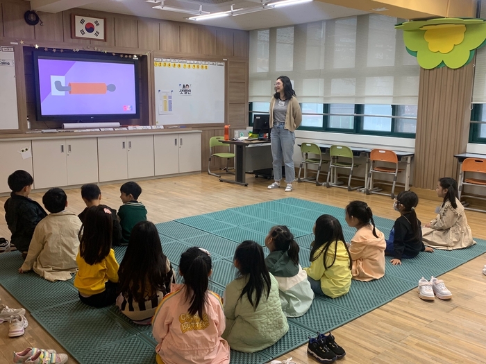 서울 중구에 있는 유치원 학생들이 신당동 광희영어체험센터에서 원어민과 함께하는 모닝투어 프로그램 수업을 듣고 있다. 사진=중구