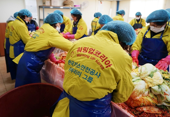 귀뚜라미그룹과 한국가스안전공사 직원들이 워밍업 코리아 연합 봉사 활동을 펼치고 있다.