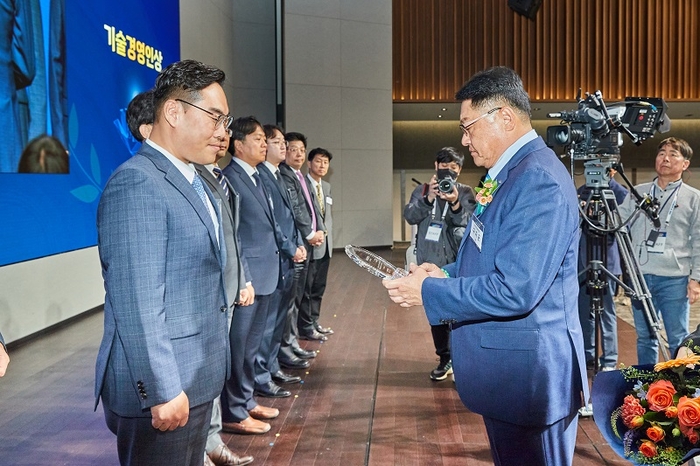 주식회사 케이시스 천병민 대표가 한국산업기술진흥협회로 부터 제27회 산기협 기술경영인상을 수상했다. 사진=케이시스