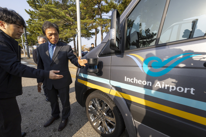 이학재 인천국제공항공사 사장이 지난해 11월 인천국제공항 장기주차장에서 열린 자율주행 셔틀버스 첫 시승행사에서 차량을 살펴보고 있다. (사진=연합뉴스)