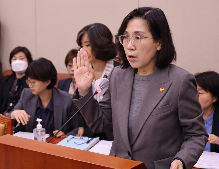 김현숙 여성가족부 장관이 2일 국회 여성가족위원회 국정감사에서 선서하고 있다. 연합뉴스