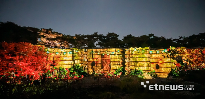 경기 고양산업진흥원이 최근 일산문화광장 및 일산호수공원에서 '빛의 호수 환상을 비추다' 미디어아트 시연회를 개최했다.