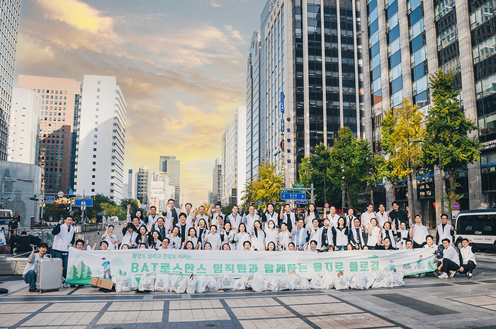 BAT로스만스는 지난 2일, 쾌적한 지역사회 환경 조성을 위해 국내 최대 플로깅 단체 '와이퍼스'와 함께 을지로 일대에서 '에코 플로깅' 행사를 진행했다.