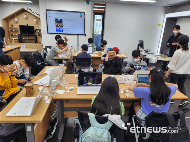 용인시산업진흥원이 '용인형 공유학교'에 참여해 관내 초·중·고 학생을 대상으로 정보통신기술(ICT) 체험 교육을 진행했다.