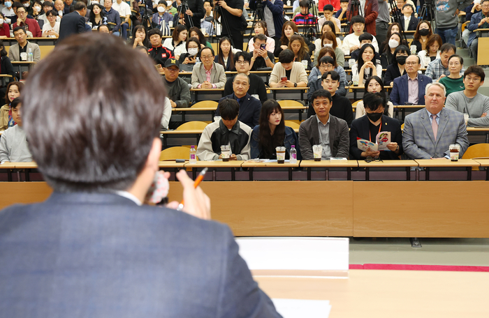 인요한 국민의힘 혁신위원장이 4일 오후 부산 경성대학교에서 열린 이준석 전 대표, 이언주 전 의원이 진행하는 토크콘서트에 참석해 있다. 이날 인요한 혁신위원장은 1시간 30분가량 진행된 토크콘서트를 지켜보고 자리를 떠났다. 이 전 대표와 별도의 대화는 없었다. 연합뉴스