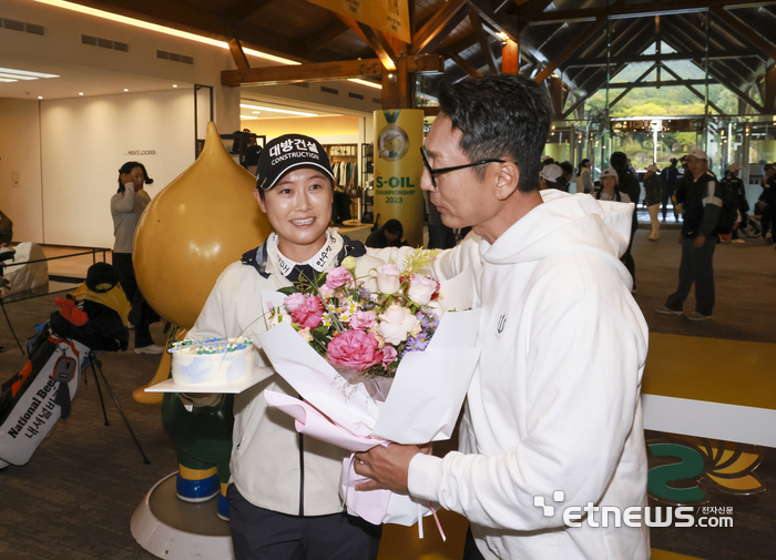 [포토] 정연주 은퇴, 소속사 대표의 꽃다발 수여