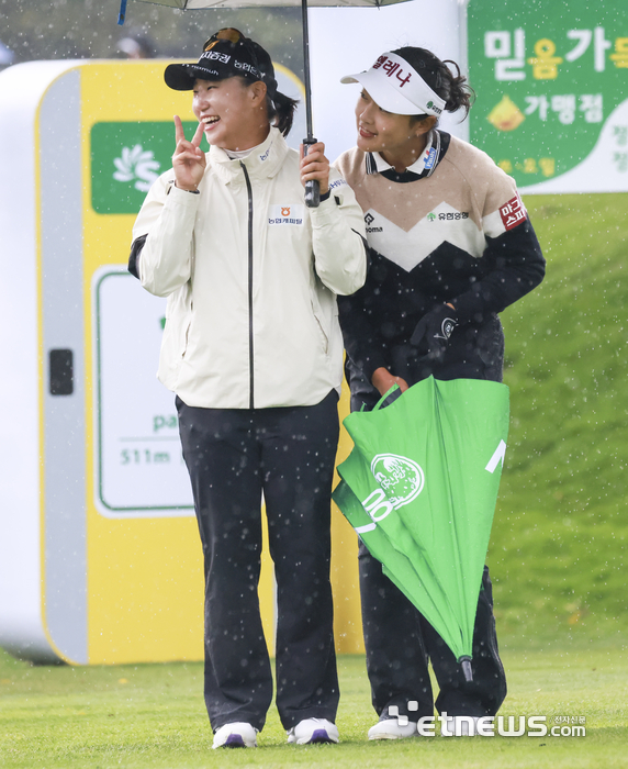 [포토] 정윤지-김민주, 빨리와 사진 찍자