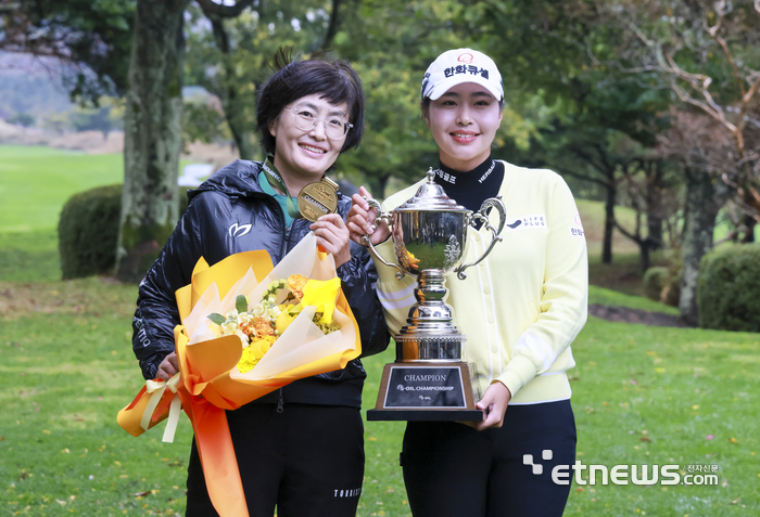 [포토] 엄마와 기념 촬영하는 성유진