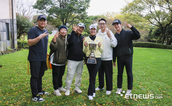 [포토] 소속사 식구들과 기념촬영하는 성유진