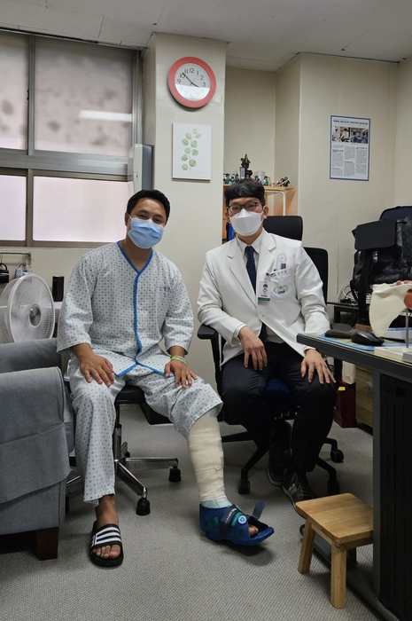 나드레코브 키르기스스탄 차관(왼쪽)과 그의 골절 재수술을 집도한 신우진 성애병원 과장. 사진=성애병원