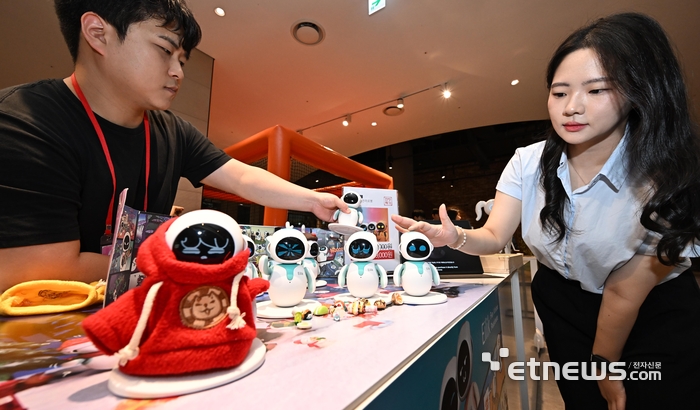 전자랜드가 다양한 로봇을 체험할 수 있는 '로봇 체험 전시회'를 운영한다. 드론과 무선 조종로봇, 반려 로봇 등 다양한 로봇 체험을 제공해 고객에게 즐거운 경험을 선사한다. 6일 인천 연수구 전자랜드 현대프리미엄아웃렛 송도점에서 소비자가 반려로봇을 체험하고 있다.  인천=이동근기자 foto@etnews.com