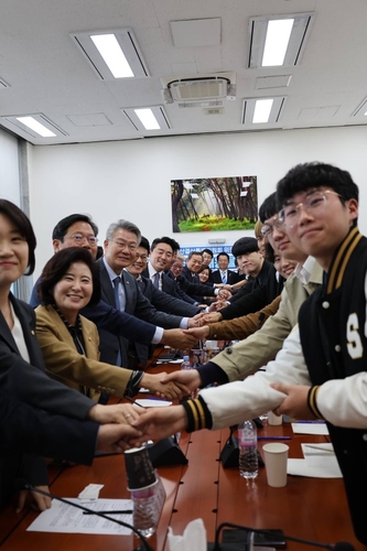 7일 국회 본청에서 열린 'R&D 예산 삭감 대응을 위한 대학생단 브라운백 미팅'에 참여한 대학생과 민주당 예결 위원들이 기념 촬영을 하고 있다.