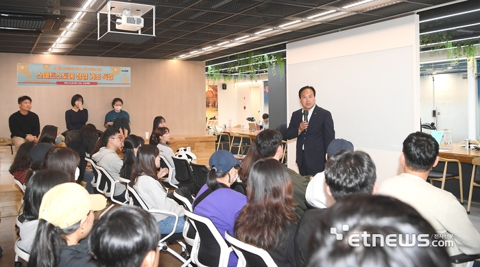 이권재 오산시장이 최근 오산청년일자리지원센터 이루잡에서 열린 청년 N잡러를 위한 스마트스토어 운영 꿀팁 특강'에 참여해 인사말을 하고 있다.