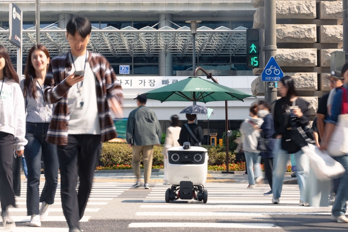 테헤란로에서 자율주행 중인 우아한형제들의 자체 개발 배달 로봇 딜리. [자료:우아한형제들]