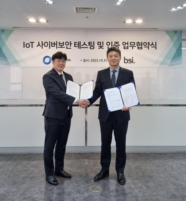 임성환 BSI Korea 대표(오른쪽)와 박성진 오롯한 대표는 IoT 사이버 보안 콘텐츠 및 기술력 향상을 위한 업무협약을 체결했다.