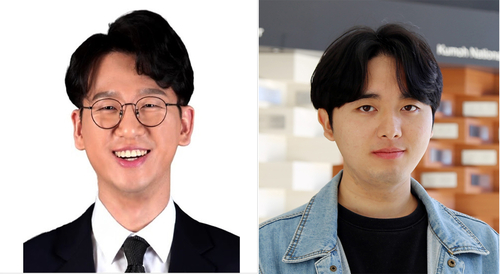 기계적 변형이 유기 박막 트랜지스터에 미치는 원인을 규명한 금오공대 이은호 교수(왼쪽)와 정동영 학생