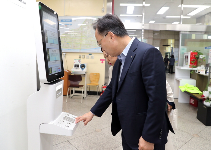 유성훈 서울 금천구청장이 가산동주민센터에 설치된 지능형 통합 순번 발급시스템을 체험해보고 있다. 사진=금천구