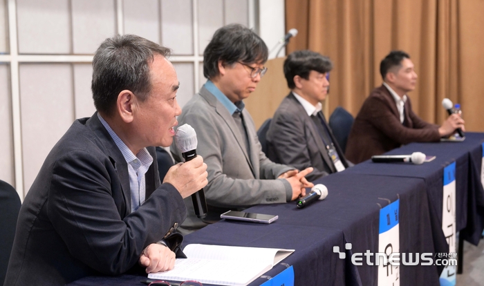 '반도체 패키징 발전전략 심포지엄'이 8일 서울 강남구 SC컨벤션센터에서 열렸다. 좌장을 맡은 박용철 성균관대 교수 주재로 패널토론이 진행되고 있다. 김민수기자mskim@etnews.com