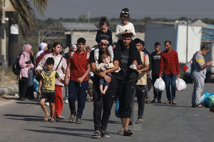 7일(현지시간) 팔레스타인 가자지구 주민들이 대피하는 모습. 사진=AFP 연합뉴스