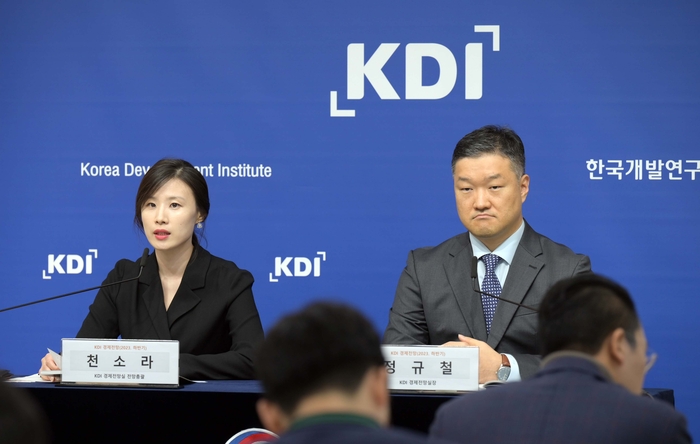 정규철 한국개발연구원(KDI) 경제전망실장(오른쪽)과 천소라 전망총괄이 9일 정부세종청사에서 2023년 하반기 경제전망을 발표하고 있다.