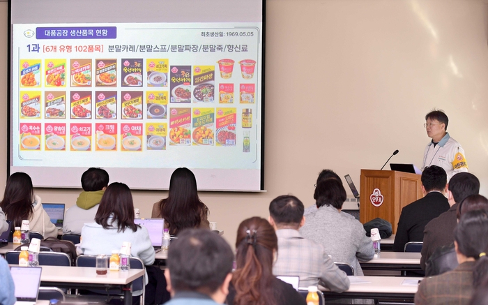 8일 김혁 오뚜기 대풍공장 공장장이 공장 소개를 하고 있다. (사진=오뚜기)