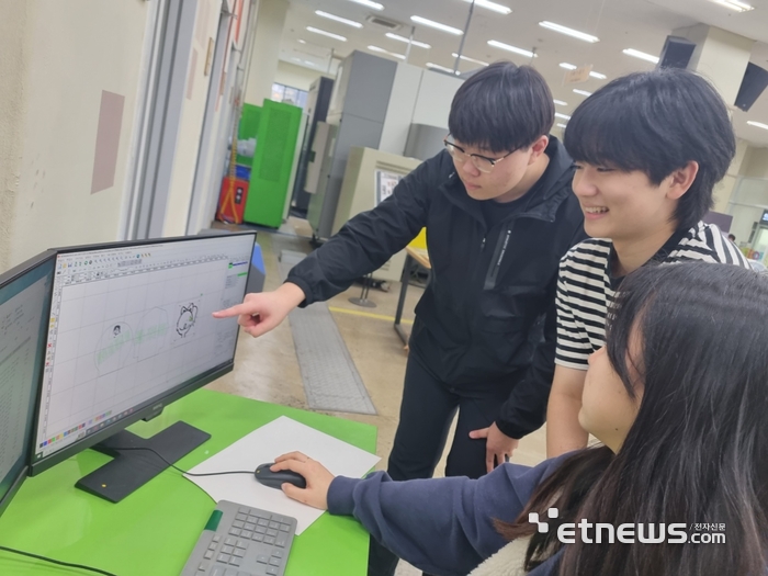 정세현 송원고 학생(맨 왼쪽)이 친구들과 꿈드림공작소에서 LED 제어 조명 시제품 설계·제작하고 있다.