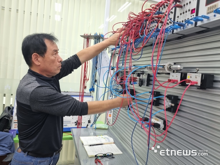 백홍남(65세)씨가 꿈드림공작소에서 설비보전기사 실습을 하고 있다.