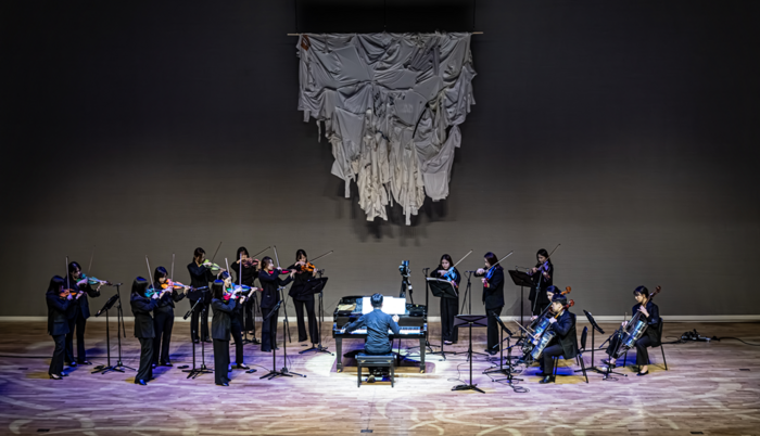 크리에이티브아트가 창단한 '유니크 챔버 오케스트라' 단원들이 '이계, The Two Seasons'를 연주하고 있다.