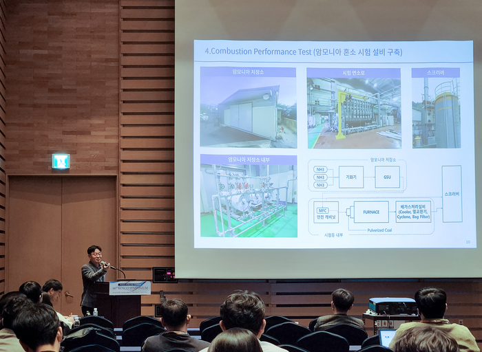 조상필 두산에너빌리티 터보기계기술개발팀 수석이 10일 제주 서귀포시 휘닉스 제주에서 열린 '2023년도 한국연소학회 추계학술대회'에서 '암모니아-미분탄(Pulverized Coal) 혼소 버너 개발' 관련 논문을 발표하고 있다. 〈자료 두산에너빌리티〉