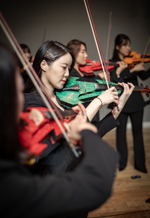 크리에이티브아트가 창단한 '유니크 챔버 오케스트라' 단원들이 업사이클링 현악기를 연주하고 있다.