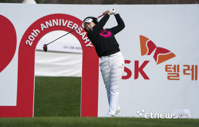 [포토] 강한 티샷을 보내는 박현경